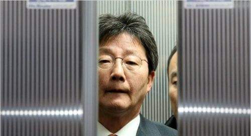 유승민,

역사의 저편으로 사라지는 중에 
마지막 발악을 하는 배신의 아이콘

배신도 격이 있는데 
이자의 배신은 국가와 민족을 위한 
배신과는 전혀 다른 저급한 자기배만 
불리기위한 드러븐 배신이었다

그의 똘마니로는 
성상나비 리준석이 있다
[Hyunn Inn]