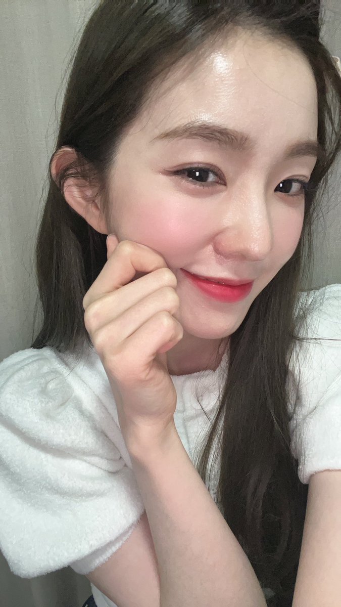 lq red velvet tweet media