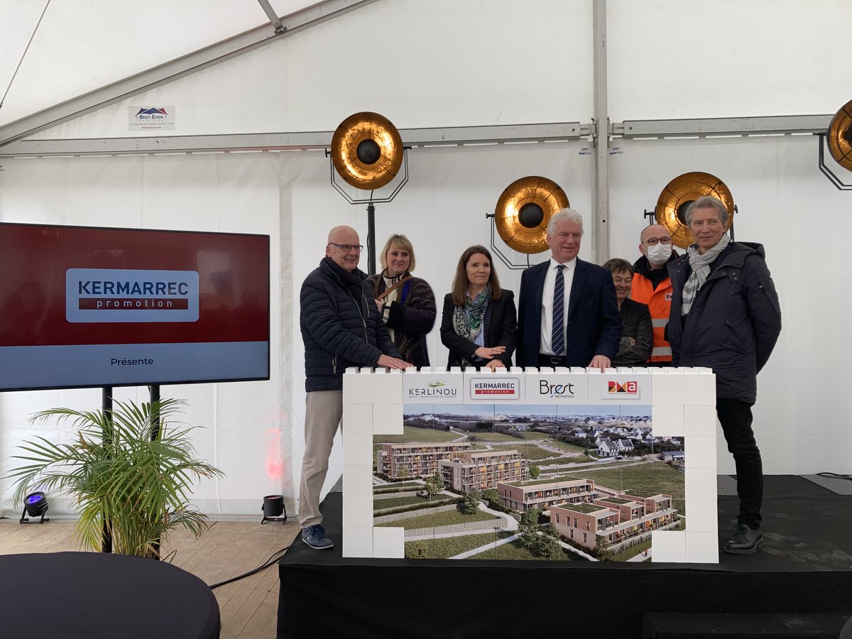 #PremièrePierre 🧱
Ce mardi 6 avril, la première pierre de notre opération #RIVAGES à #Brest, a été posée par François Cuillandre, Maire de Brest et Président de Brest Métropole, Collectif d'Architectes Brest, B.M.A, et de <a href="/LamNolwenn/">Nolwenn Lam Kermarrec</a>, Présidente de Kermarrec Promotion.
