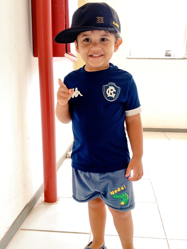 rafhajoga10's tweet photo. Gabriel indo buscar a irmã na escola com a camisa de campeão!
#TeSai https://t.co/kzReteqrzv