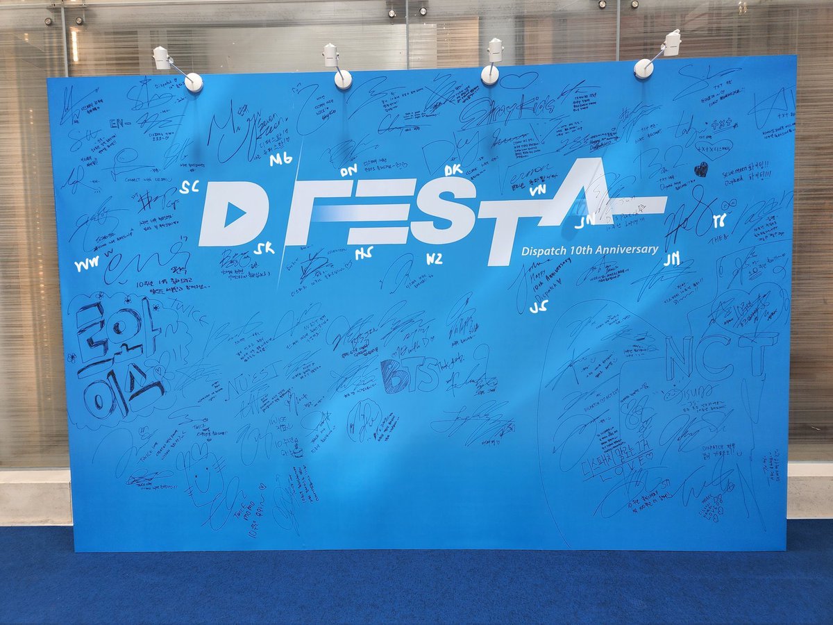 grrwonwoo's tweet photo. seventeen being the only ones to sign all around the dfesta word instead of huddling in one corner like other groups 😭🥹🫶 https://t.co/Tsh9Zn8xnB