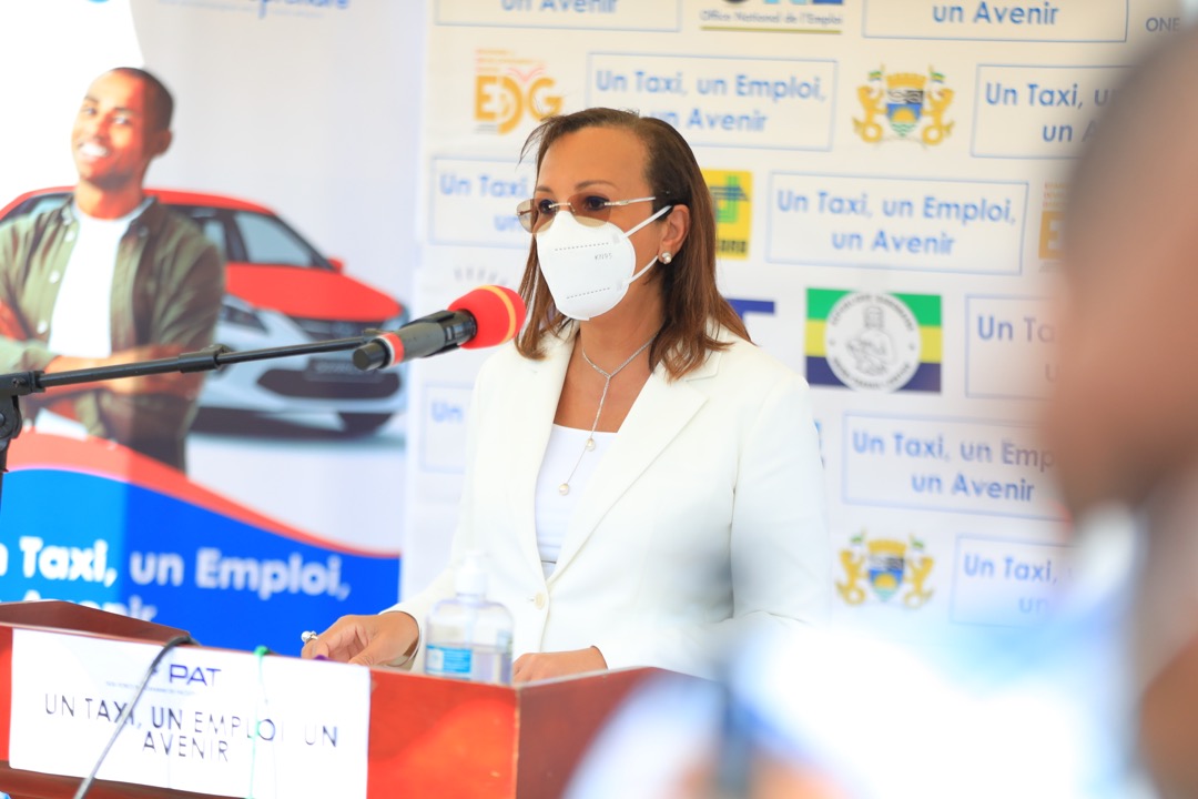 OssoukaRaponda's tweet photo. J’ai remis, ce jour, les clés des véhicules aux 10 premiers bénéficiaires du projet « un Taxi, un Emploi, un Avenir". L’auto-emploi des jeunes et l’insertion par l’activité économique sont une des priorités @PresidentABO. https://t.co/SKRKLLXzJb