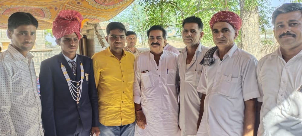 NarpatRajBarmer's tweet photo. धोरीमन्ना प.स. के कोठाला ग्राम में डालूराम मूंढ जी के घर आयोजित सामाजिक कार्यक्रम में शिरकत कर मूंढ परिवार को बधाई एवं शुभकामनाएं दीं। 
#Kothala #Dhorimanna #Gudamalani https://t.co/38dvyPEAQR