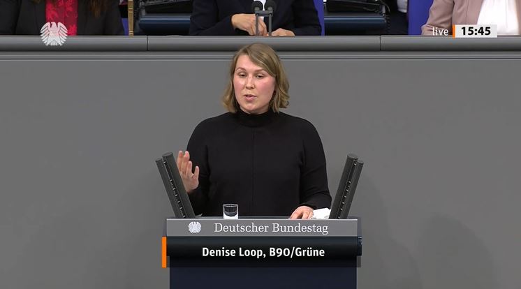 Die Bundestagsabgeordnete Denise Loop steht am Redepult des Deutschen Bundestags.
