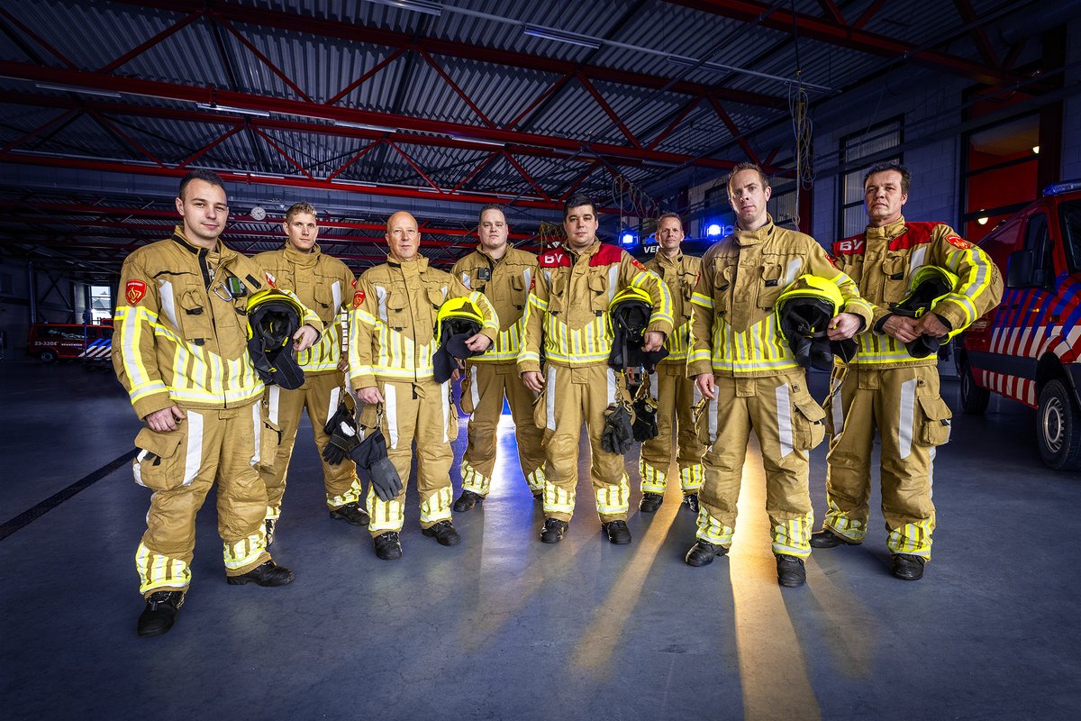 Gezocht brandweermedewerkers: Wil jij een actieve bijdrage leveren aan de veiligheid van anderen? Bij de brandweer red je mens en dier bij brand of verkeersongelukken en help je bij ongevallen met gevaarlijke stoffen en bij storm- en wateroverlast. bit.ly/3KmO4Dp