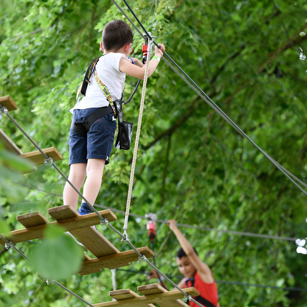 VilledeChartres's tweet photo. L'aventure dans les arbres ! Offrez-vous un moment d’aventure à l’#AccroCamp, un parc #accrobranche en plein cœur de #Chartres ► https://t.co/NNcWXKXWR0 https://t.co/ijhrNtJc91