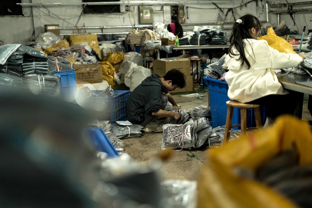 viewsfrance's tweet photo. L’ONG suisse Public Eye a souligné les conditions de travail désastreuses des usines chinoises de Shein.

« Le site fonctionne 24h sur 24, 7 jours sur 7. Pour tenir ce rythme, les travailleurs et travailleuses doivent généralement trimer 12h par jour, 24 à 28 jours par mois. » https://t.co/VsmSEvg3jx