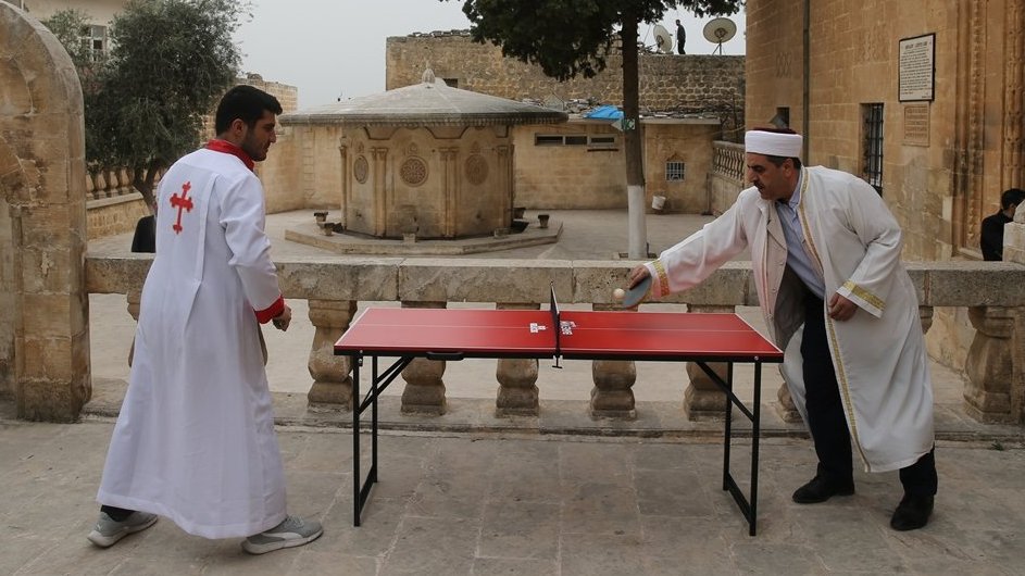 Mardin'de bir imam ve kilise görevlisi, cami ve kilise bahçesinde masa tenisi oynadı.
