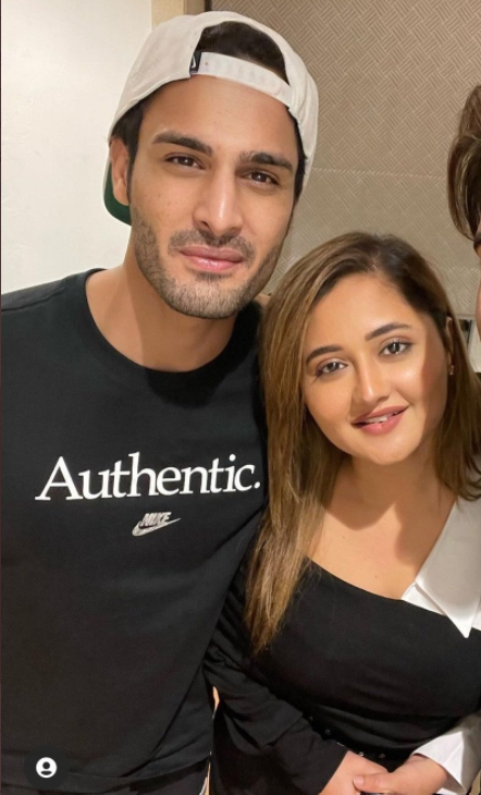 AmritaGeorge4's tweet photo. Shipping or no shipping..but I see only #UmRashFam who is trying to bring some positivity here..
baaki sab toh khudke idol ko promote kam samne wale ko degrade jyada karne mein busy hai..
#UmRash

WE STAN UMRASH https://t.co/l5lPQNW7Fc