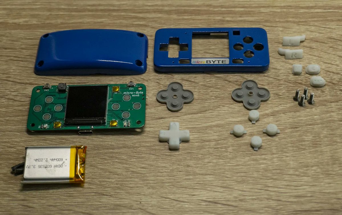 programarfacilc's tweet image. Aquí puedes sentir la nostalgia de tus videojuegos favoritos en un #MicroByte.

Se trata de una retro consola capaz de mover juegos de #GameBoy #NES #SEGA. 

El dispositivo es operado por un #ESP32 #Wrover , #display #IPS y una batería de 6 hs de duración

instructables.com/MicroByte-DIY-…