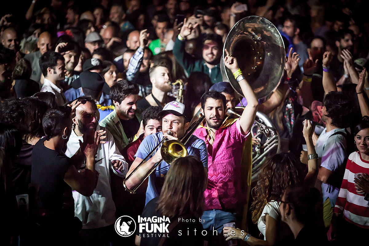 imaginafunk's tweet photo. ⚡ La energía que se mueve en el Imagina Funk no se puede explicar, solo se puede sentir.
¿Alguien capaz de describirla? 😏 ¡Os leemos! 👇👇
🎫 ¡No os quedéis sin vuestro abono! 👉 https://t.co/feIRNNtaWG
📸 @huntertonesband
#ImaginaFunk #Funk #LetsFunk #FunkMusic https://t.co/rBoqPUGl2m