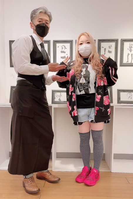 あほすたさん先生 @AFOSTAR02 登場!
滅茶苦茶お忙しい中来て下さいました。
顔を合わせるのは3年ぶり⁈久々に会えて嬉しかった～ありがとう!
ご購入下さったCSF特製Tシャツをお召しになった画像も頂きました^^やったね、大塚さん。
#あほすたさん
#カフェソードフィッシュ
#タカスギコウ線画展 