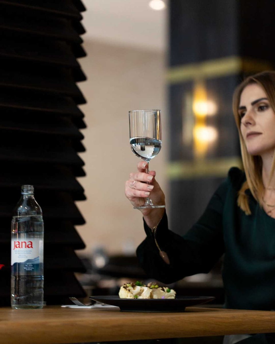 CapelliLaVita1's tweet photo. There is a lot of activity from your part of the world Cape Town at present when it comes to water, Candice SA's only #watersommelier is on her way. Read more click on link https://t.co/CpsEysRjBJ
#capellilavita #savourlavita #taste #watermenu #finewater #waterisnotjustwater https://t.co/MTAYqnlgFR