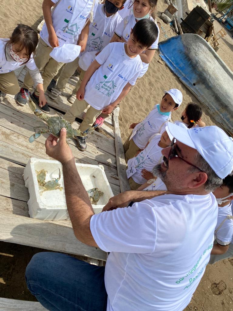 Hasan Paker İlkokulu ve eTwinning Pozitif Okullar Proje ortaklarımızla çevre temizliği yaptık. <a href="/SilifkeArGe/">Silifke Mem</a>