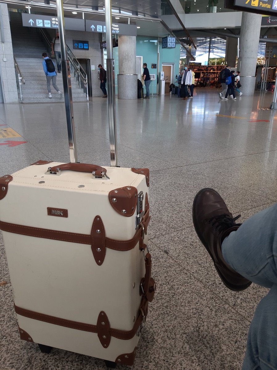 ANAISABELGONZL2's tweet photo. No hay día que saque la maleta y me digan que se han enamorado de ella 🥰  Es cuqui 🙈
Ya dirección a Madrid ✈✈
Nos espera empaparnos en las Jornadas Técnico Jurídicas en la delimitación de la propiedad programa por #AEGEX 
Antes muerta que sencilla 
#topografia mas que medir https://t.co/3i9m1WCqTq