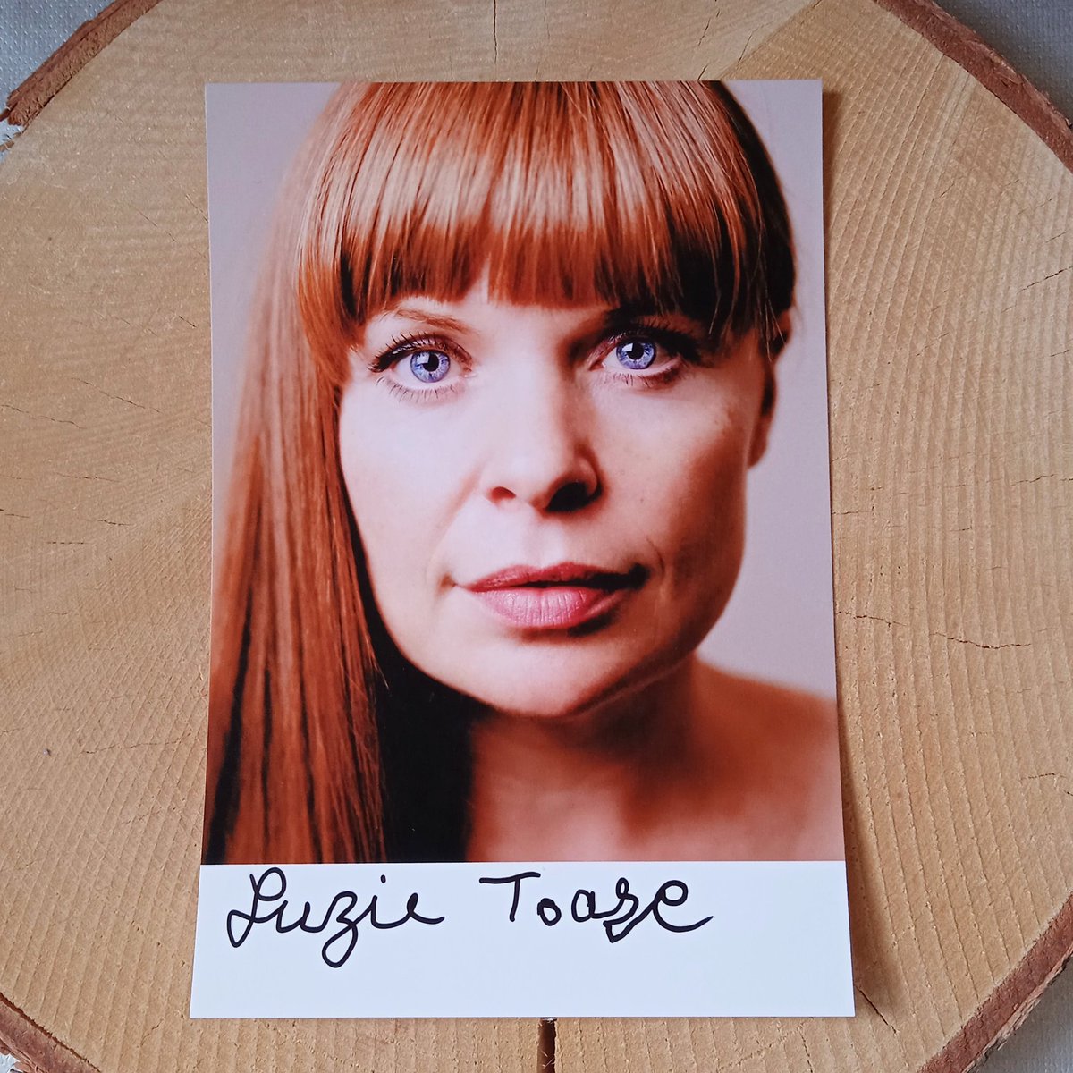 cindyhpauto's tweet photo. Autographe de #SuzieToase alias #AlectoCarrow dans #HarryPotter
.
Envoyé le : 29 septembre 2021
.
Reçu le : 7 avril 2022 https://t.co/lWLQMowXJG