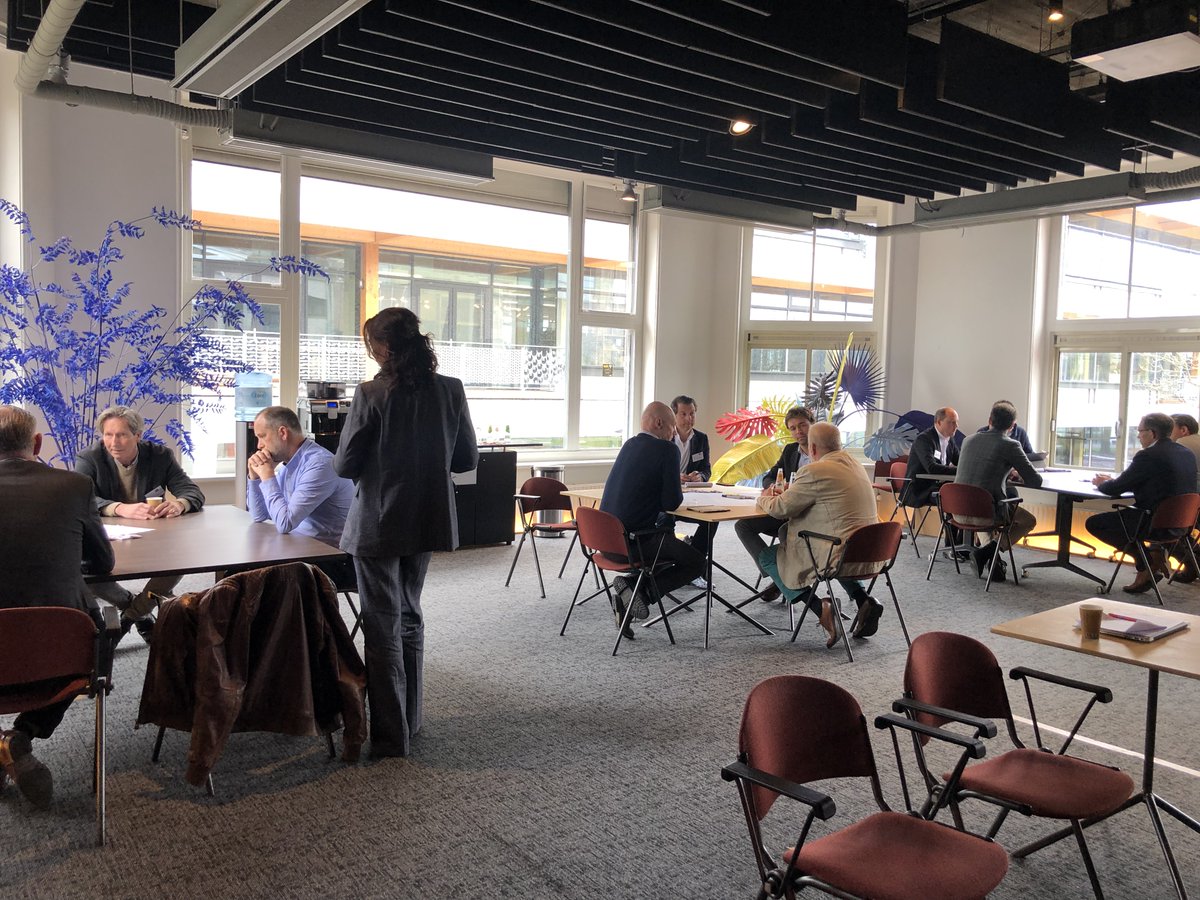 Beter dan bij Campus Werkspoor kunnen we niet zitten: hét voorbeeld van 'Modulaire Houtbouw'. De interessante presentaties van Djordy van Laar, Karel Kalis en Job Kuijpers worden nu opgevolgd door Ronde Tafels waarbij de deelnemers met elkaar in gesprek gaan #kennis #netwerk