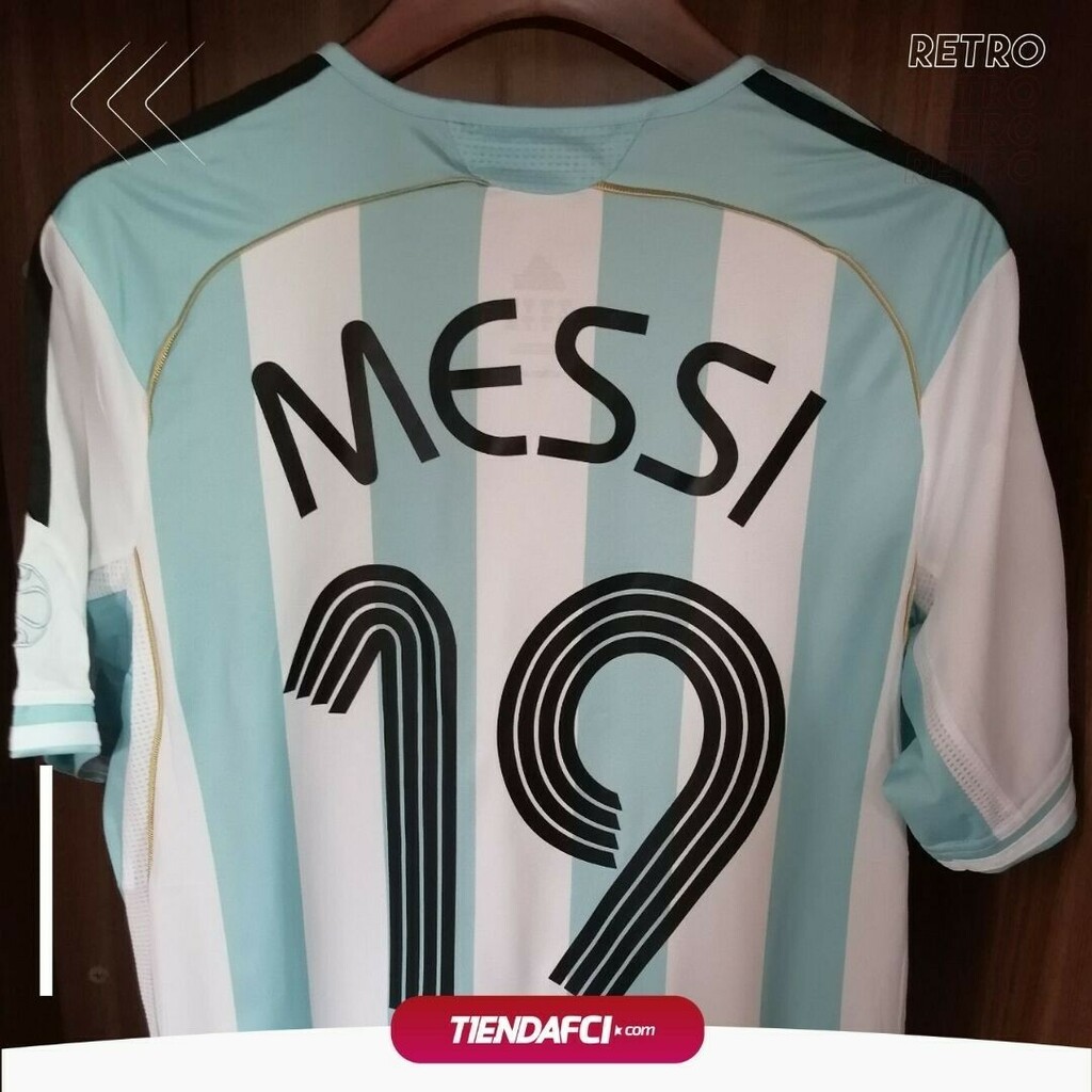tiendafci's tweet photo. 🔙 Hemos vuelto a conseguir unidades de esta hermosa prenda. La camiseta del primer mundial de #Messi 🐐 con #Argentina en el mundial de #Germany06.🛫 ¡La importamos para ti! https://t.co/bmn5cU3rAD https://t.co/gp1y4izuaE