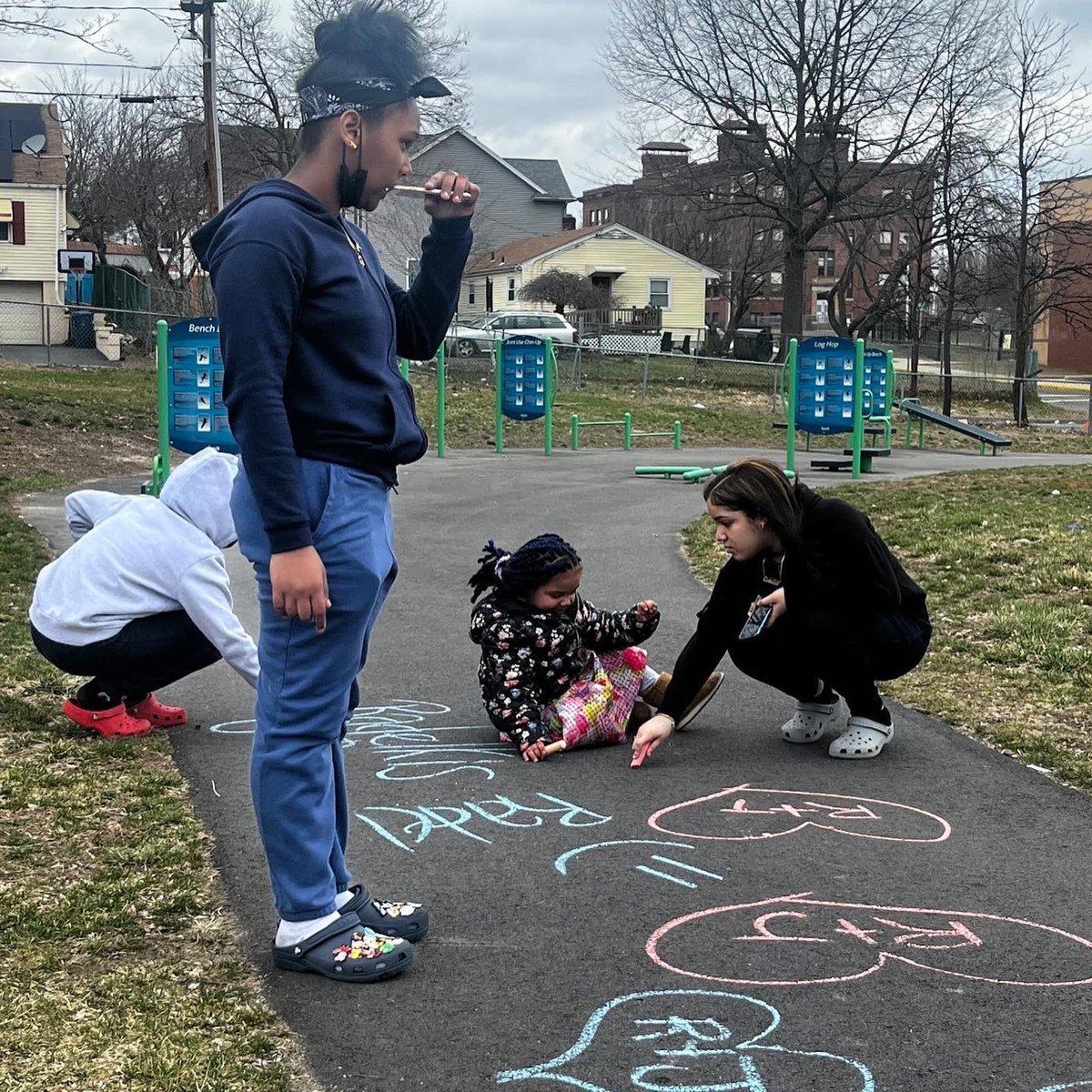 AaronsPresents's tweet photo. Earlier this week, Lawrence eighth-graders Juliet, Radelkis, and Steisy babysat a 3-year-old girl and gave her mom a break. They spent the afternoon playing outside with the girl, giving the gift of what kids crave the most— attention and love. #aaronspresents https://t.co/OTJOr0rZjM