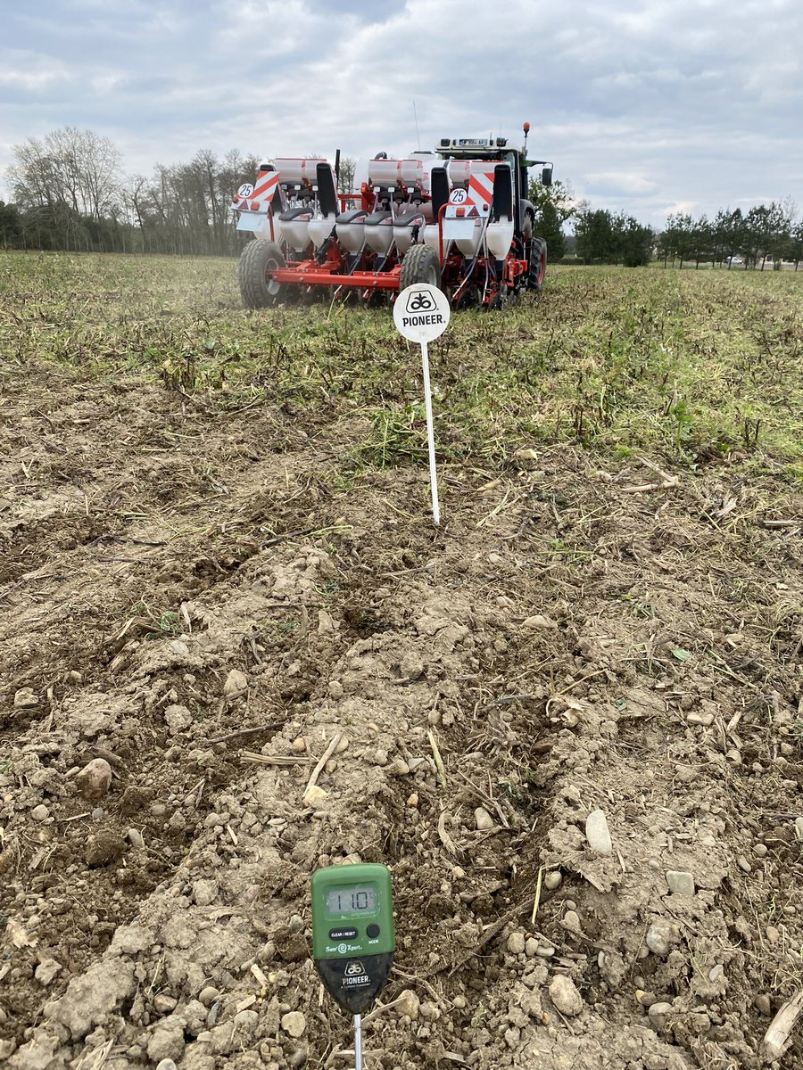BonaHoun640's tweet photo. Suite des essais dans les Landes
Prise de température 🌡 
-> Bande travaillée 11•deg
-> SD 🌱 11•deg 
Essais écartement 40 / 80 cm sur les 2 hybrides phares #P0937 #P0710 🌽@PioneerSeeds @CortevaFR https://t.co/2RaZrlZfOB
