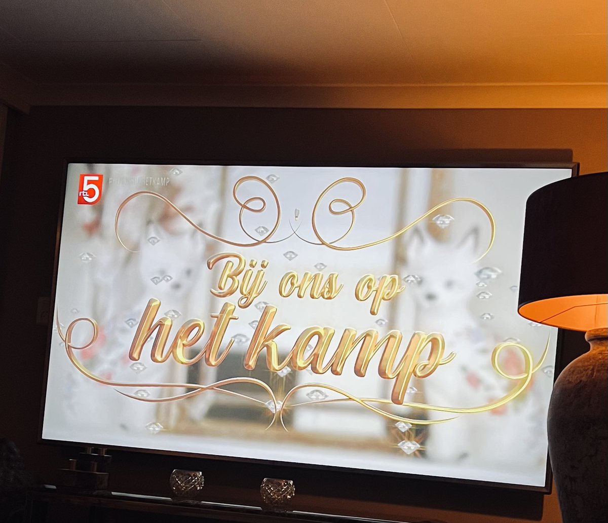 LenieGerrits's tweet photo. Op het bankje lekker kijken naar het programma bij ons op het kamp Rtl5 #woonwagen #rolleman #dereis https://t.co/zoWKoNl9YZ