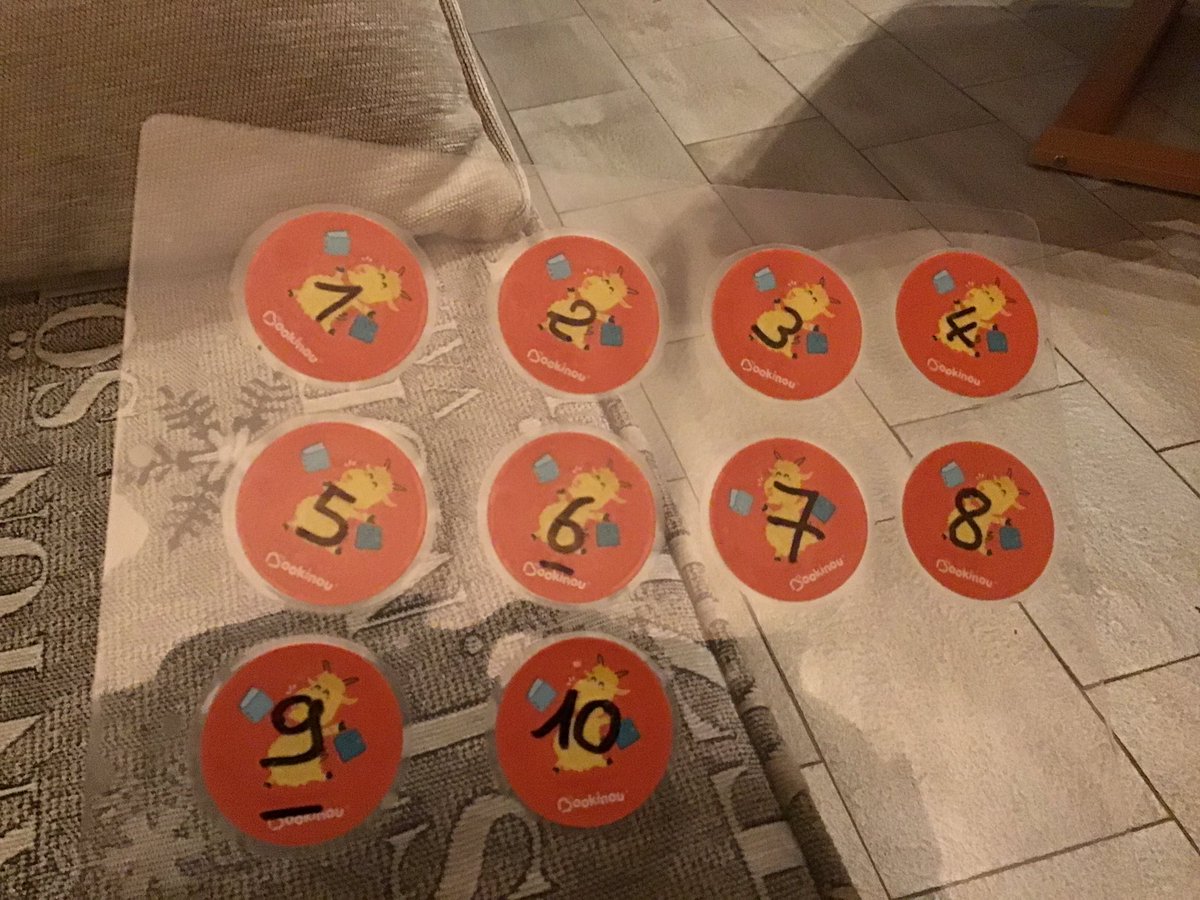 Gommettes <a href="/mybookinou/">Bookinou</a> plastifiées à chaud : 10/10 opérationnelles. Reste plus qu’à faire des étuis pr les glisser dedans.