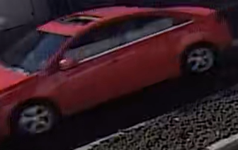 SGFPolice's tweet image. WE NEED YOUR HELP

A tall white man is his mid 20-30s with brown/red hair &amp;amp; a beard with a muscular build in a 4-door red sedan, possibly a 2014 Chevy Cruz with a moon/sun roof, is flagging down women then following them to a parking lot &amp;amp; telling them they have a flat tire. 1/3