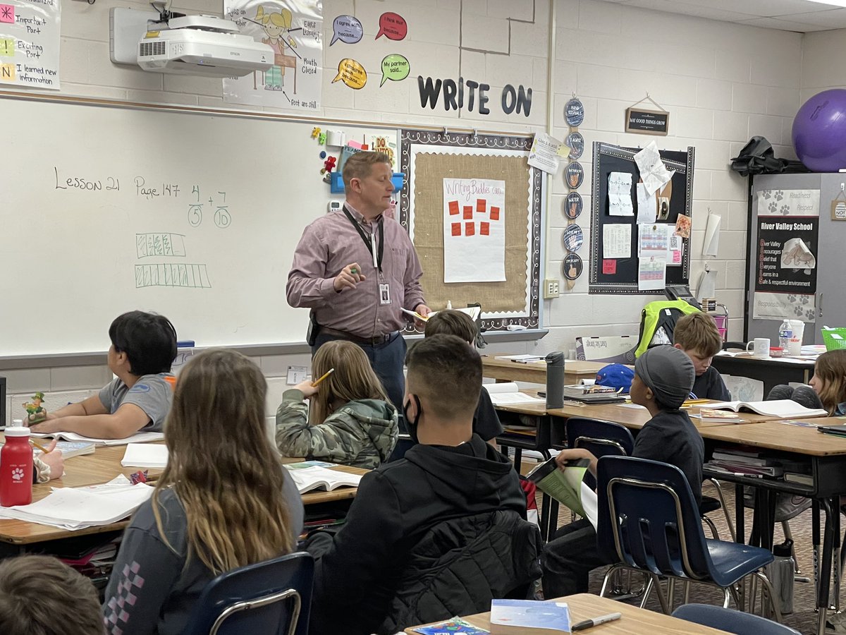 PrincipalLynch's tweet photo. @MrTalagaOW is giving the gift of #ChristmasPresence to @missrosendahl! It looks like he had a great day with the kiddos! #sd113a #RVResilient https://t.co/BMfFwl7Iq5
