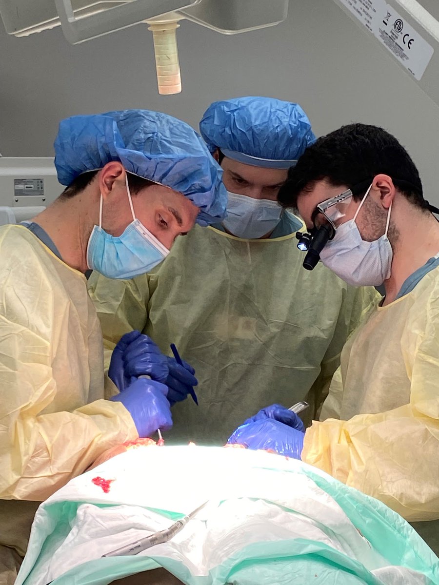 RushSimCenter's tweet image. Just another day with in our #Medtronic supported educational lab for Rush Neurosurgery residents. #MedicalResidents #RushSimCenter