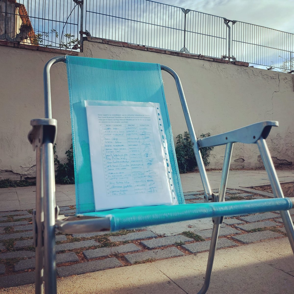 PauCasals_Rubi's tweet photo. La comunitat educativa ens mobilitzem i aconseguim 250 signatures de suport per tornar a col·locar els bancs a la Pl.Manuel Miralles de #Rubicity

Ja s'han lliurat a l'@ajrubi

#MilloremRubi
#EspaiPublic https://t.co/5N6KqxFaBj