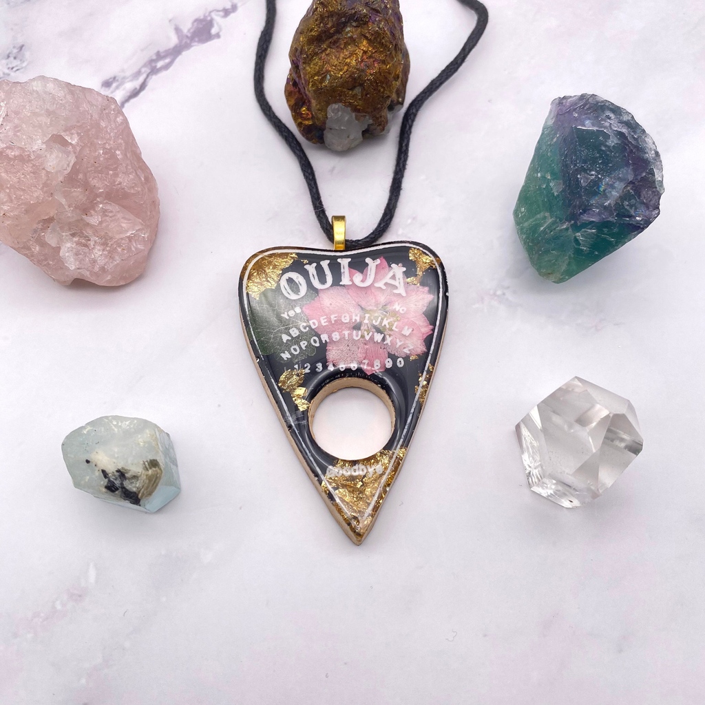 StargazerGoods's tweet photo. I think this is the perfect combination of pastel and goth style.
https://t.co/yOTsx8y8lU
#stargazergoods #ouija #ouijaboard #ouijaplanchette #ouijanecklace #ouijajewelry #divination #occult #witch #wicca #occultjewelry #pastelgoth #goth #pastel #botanical https://t.co/Glmdhgj76H