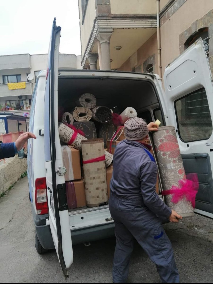 ortahisarhem's tweet photo. Hayat Boyu İyilikte Yarışıyoruz temalı İyilik yağmurları projesinde  11  nişanlı genç kızımıza ulaştırılmak üzere çeyiz sandıklarımızı teslim ettik.@orhangenc2023 @cemilkarakas3 @hbfettahoglu @sdulger43 @hayatboyuailesi @yilmaznazif @tcmeb https://t.co/JONojEMQ8d
