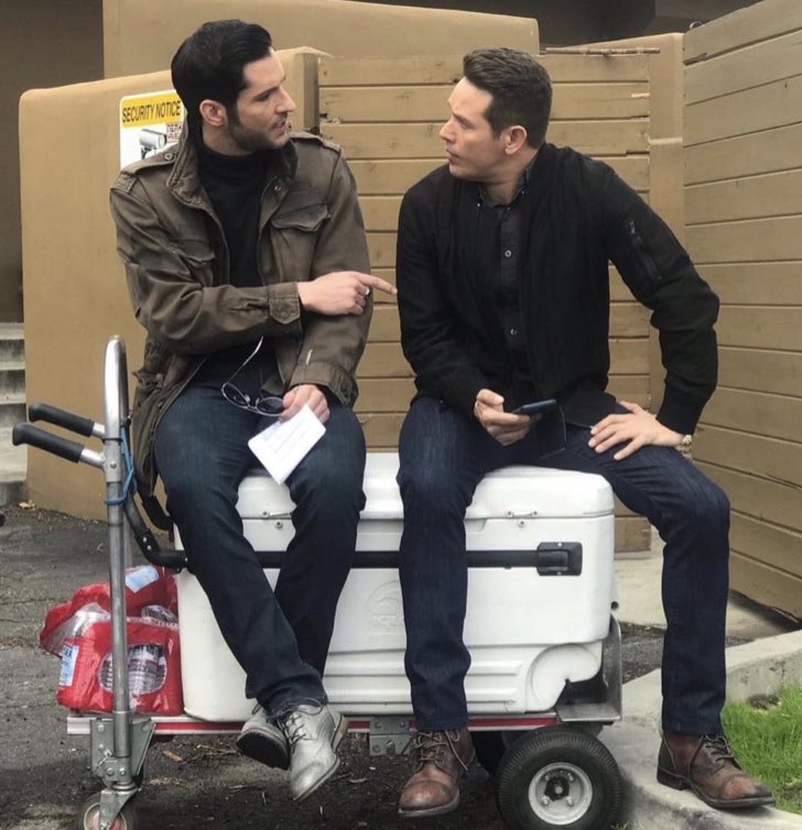 TEstateofmind's tweet photo. Question for my #LuciferTrivia thread
Please tell me what colour were #Lucifer’s shoes in that episode? Is it :gasp: silver?
#TomEllis https://t.co/LCiaJKd2jt