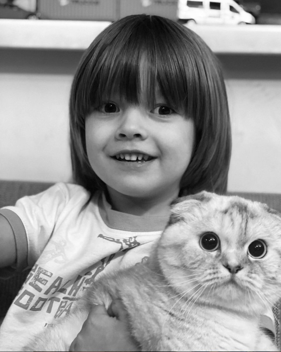 CBS asked me today live why I wanted to quit doing war journalism after the end of the war. 
This is why. Because of this guy’s picture in her mom’s Instagram.
4-year-old Sasha went missing amid hostilities near Kyiv. 
Later, they found his body in the Kyiv Sea.