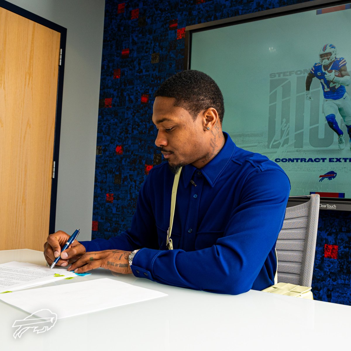 BuffaloBills's tweet photo. 𝑫𝒐𝒏𝒆 𝒅𝒆𝒂𝒍. ✍️

#GoBills | #BillsMafia https://t.co/IP2frdYqSA