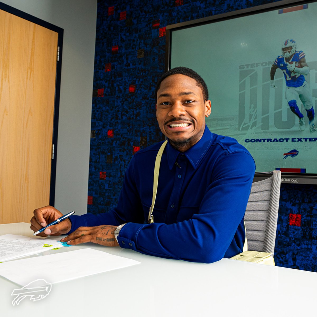 BuffaloBills's tweet photo. 𝑫𝒐𝒏𝒆 𝒅𝒆𝒂𝒍. ✍️

#GoBills | #BillsMafia https://t.co/IP2frdYqSA