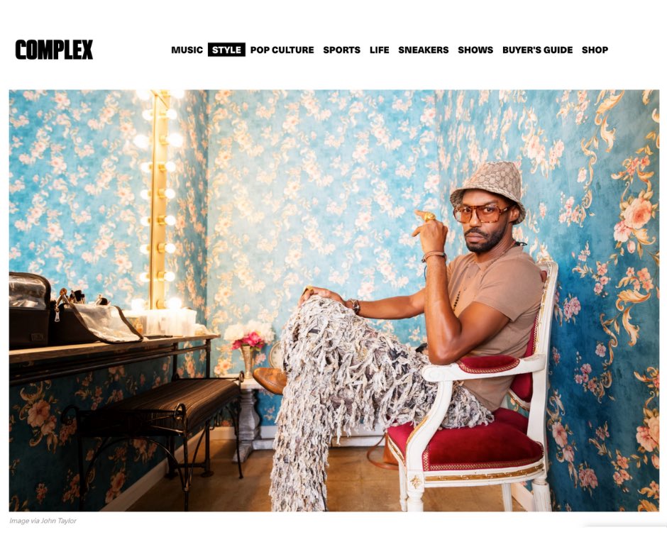 AmandaCeeMedia's tweet image. From his internship at Essence Magazine to styling some of the most iconic looks with the legendary Aaliyah. Derek Lee’s full interview with Complex Magazine is a great read! ✨ complex.com/style/derek-le… @DLeeStyle @Complex @ComplexStyle @ariahughes