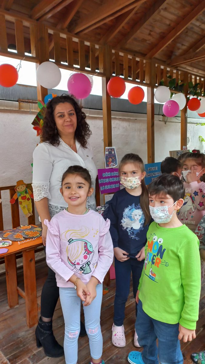 f_yunusemre's tweet photo. Okulumuzda uyguladığımız beş        e twining projemizi yaygınlaştırma kapsamında okul bahçemizde  küçük bir sergi düzenledik. https://t.co/YFu2hkZdty