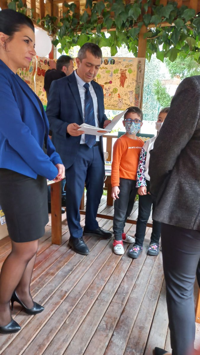 f_yunusemre's tweet photo. Okulumuzda uyguladığımız beş        e twining projemizi yaygınlaştırma kapsamında okul bahçemizde  küçük bir sergi düzenledik. https://t.co/YFu2hkZdty