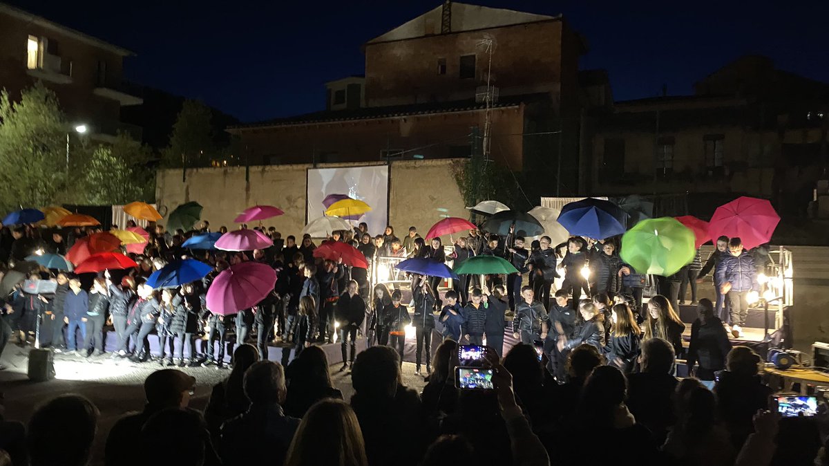 martamallarach's tweet photo. Necessitàvem posar color i moviment a la vida @EpiaOlot
#concertdeprimavera https://t.co/PQ6JfuyJN5