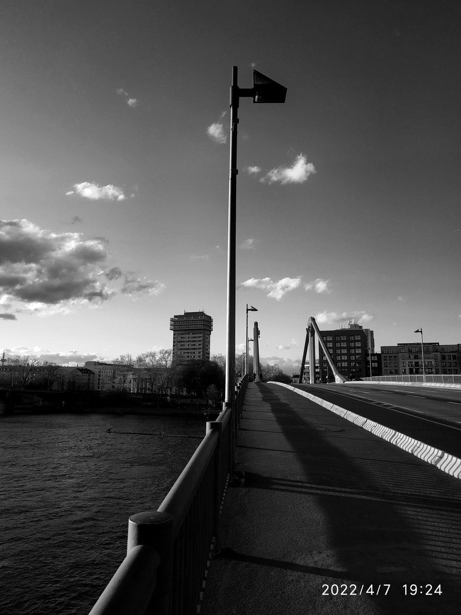 vonostend68's tweet photo. frankfurt/brücke https://t.co/fBWcuKydex