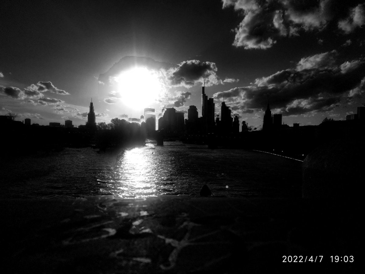 vonostend68's tweet photo. frankfurt/brücke https://t.co/fBWcuKydex