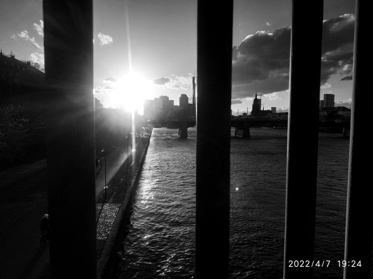 vonostend68's tweet photo. frankfurt/brücke https://t.co/fBWcuKydex