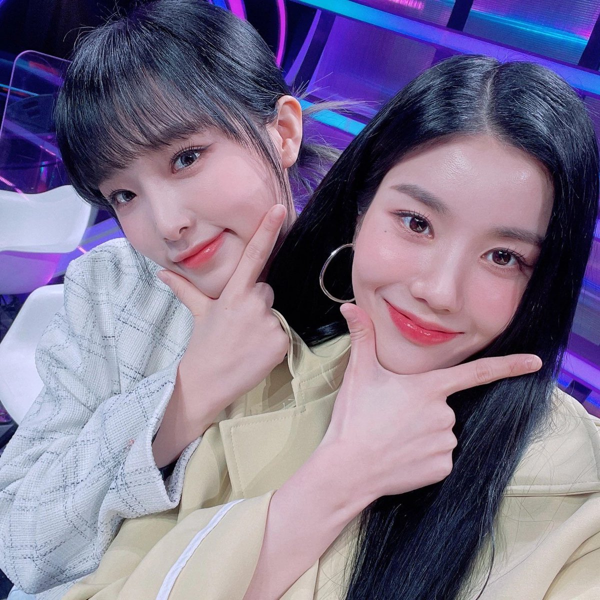 بث اونبي برفقة يينا عبر الانستغرام مترجم ،،
———-
مشاهده ممتعه ويزون🍿
لاتنسون تشكرونا بالتعليقات🤍
———
ترجمه الفيديو: @i.i.zone 
انتاج ورفع : @arabizone_team 
رابط الحلقه في قناتنا في اليوتيوب و المدونه الفرقه رابط في البايو 
——-
#arabizoneteam #izone #IZONE #EUNBI #YENA