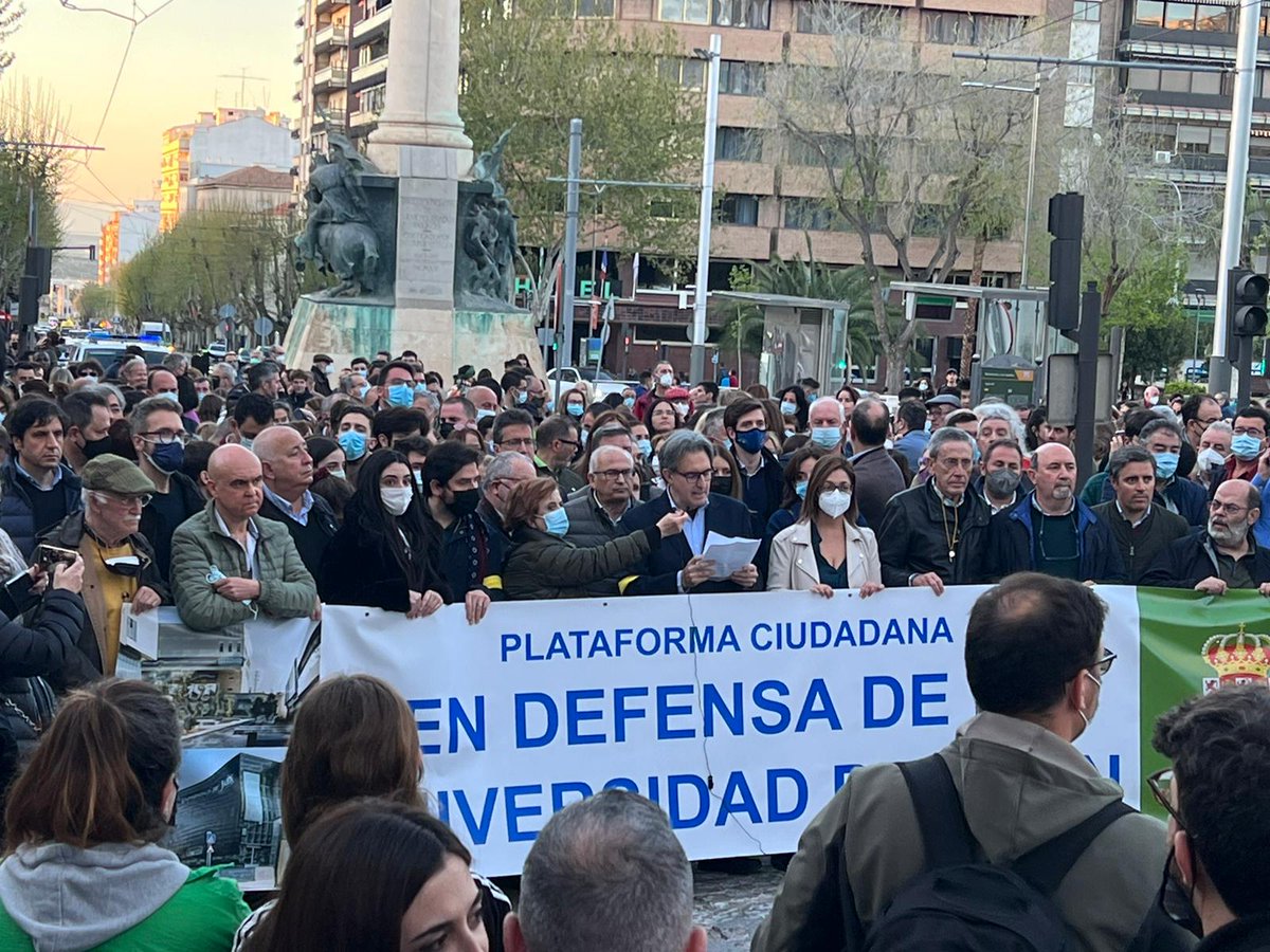 🙅LA UJA NO SE TOCA🙅

Esta tarde hemos estado en la concetracióna organizada por Plataforma en Defensa de la Universiada de Jaén. 

La sociedad jiennense se planta de forma clara y contundente contra el modelo de financiación de Moreno Bonilla que hace perder a la UJA casi 8M €