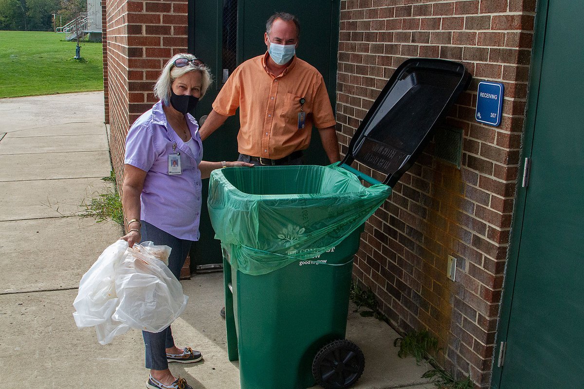 WastedFoodAA's tweet image. Through a collaboration with USDA’s Office of Urban Agriculture and Innovative Production, food leftovers from 6 schools in Prince William County, VA are sorted, bagged, and collected before being processed into compost. Almost 8 tons of food were recycled in the first 6 weeks!