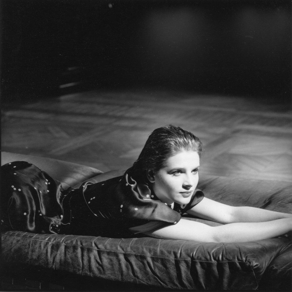 binochedaily's tweet photo. Juliette Binoche photographed by Carole Bellaïche, 1986 https://t.co/Fg31K5Ika8