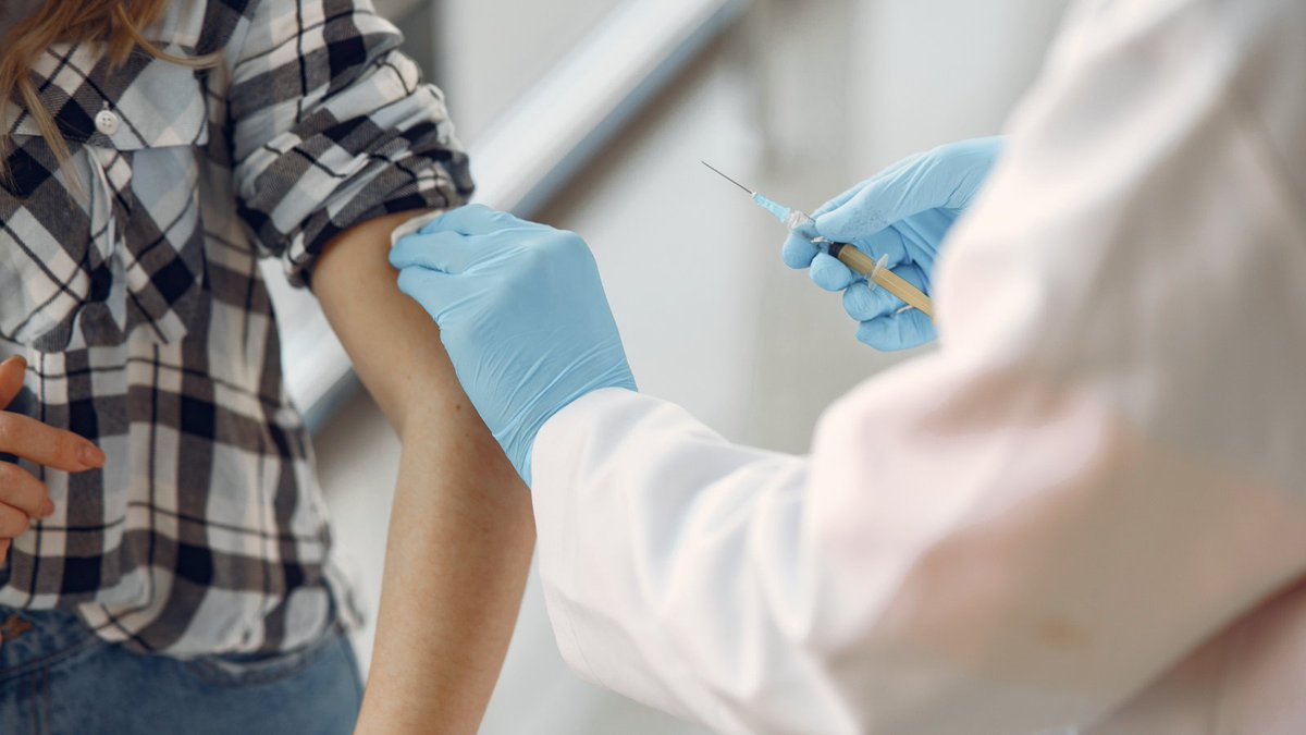 In an online UK experiment, researchers found that vaccine intention increased when messaging conveyed a greater level of vaccination coverage - a "bandwagon effect". However, higher coverage rates caused intention to decline. <a href="/Matteo_Galizzi/">Matteo M Galizzi</a> <a href="/LSEnews/">LSE</a>

eprints.lse.ac.uk/113487/1/Healt…