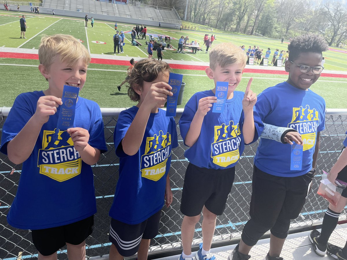 hfox2424's tweet photo. Knox County track meet at AE today! Glad @CWhite_AE got to spend some time at the meet and watch Cole’s team finish 1st in the 4x100 relay! #elitemeet #sterchiroyals #1stplace https://t.co/OVdj5lJuZ1