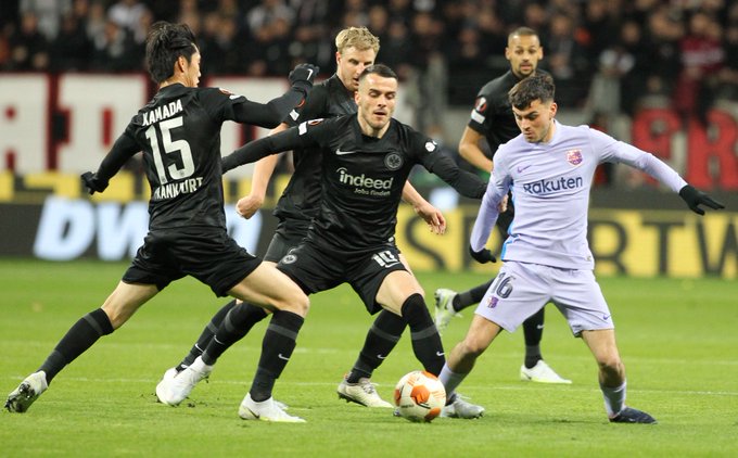 FRankfurt-Barcelona maçında Pedri topu rakiplerinden kurtaramaya çalışırken